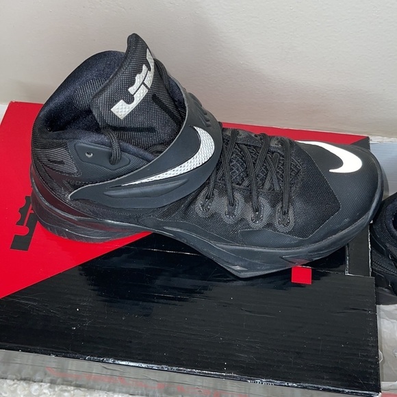 Nike Lebrun Zoom Basketball Sneaker Size 8 main image 5